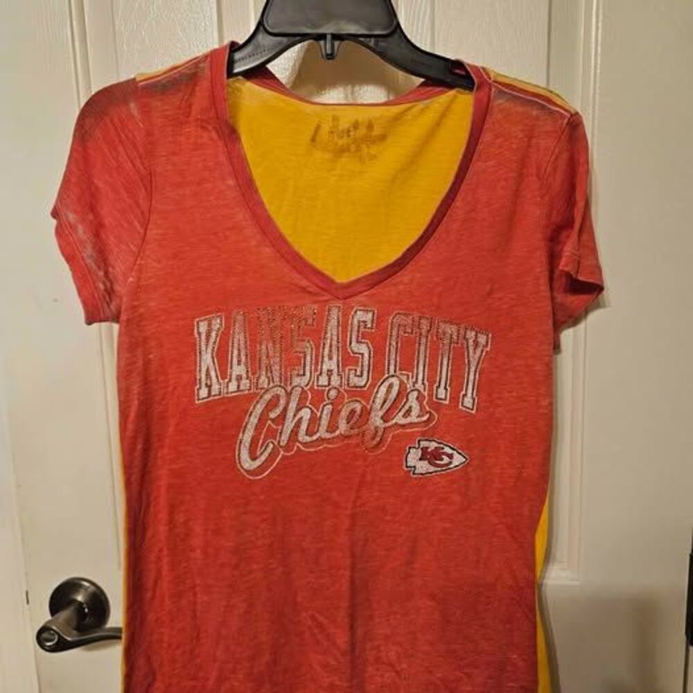Touch by Alyssa Milano Kansas City Chiefs V-Neck T-Shirt Size L